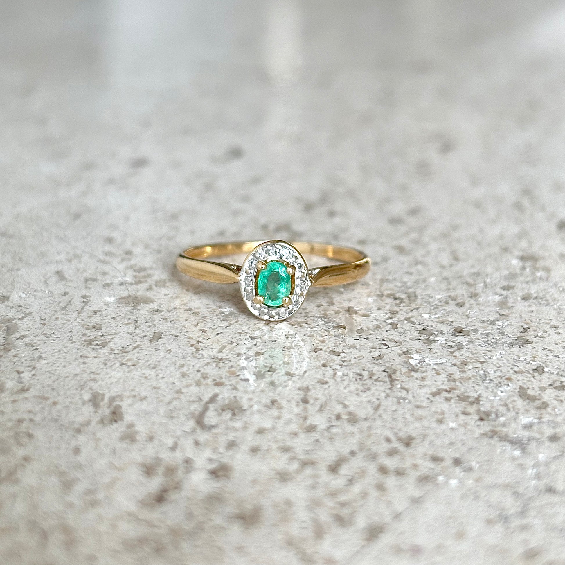 Solitaire Ring - 750 Yellow Gold &amp; Emerald
