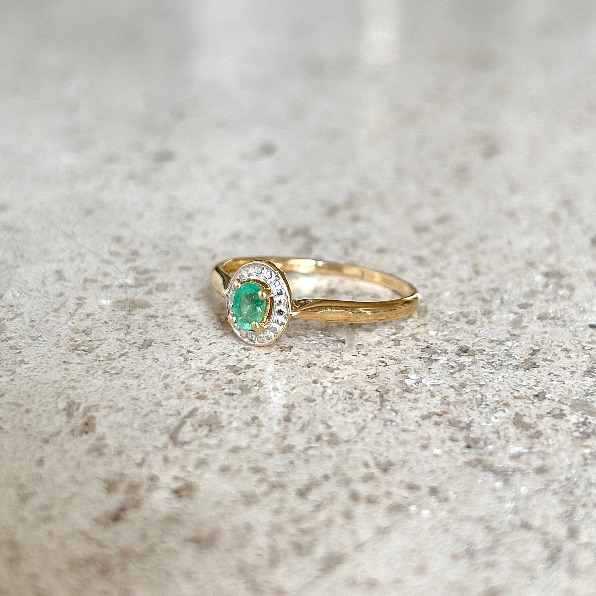 Solitaire Ring - 750 Yellow Gold &amp; Emerald