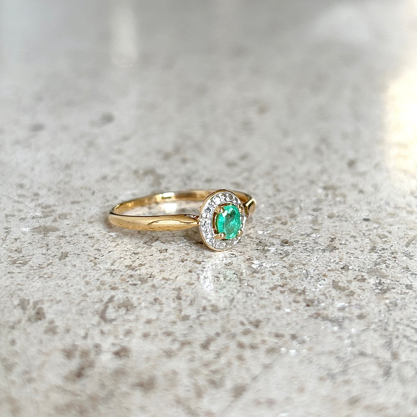 Solitaire Ring - 750 Yellow Gold &amp; Emerald