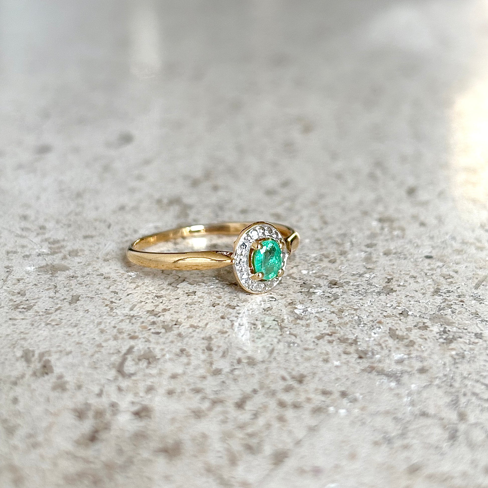 Solitaire Ring - 750 Yellow Gold &amp; Emerald