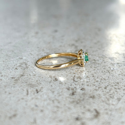 Solitaire Ring - 750 Yellow Gold &amp; Emerald