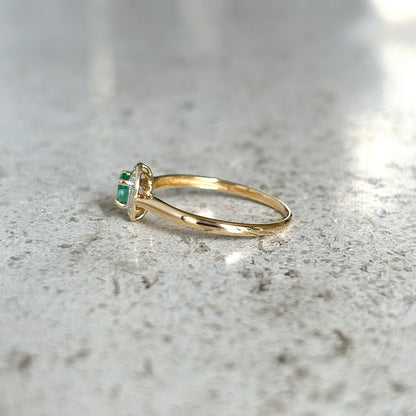 Solitaire Ring - 750 Yellow Gold &amp; Emerald