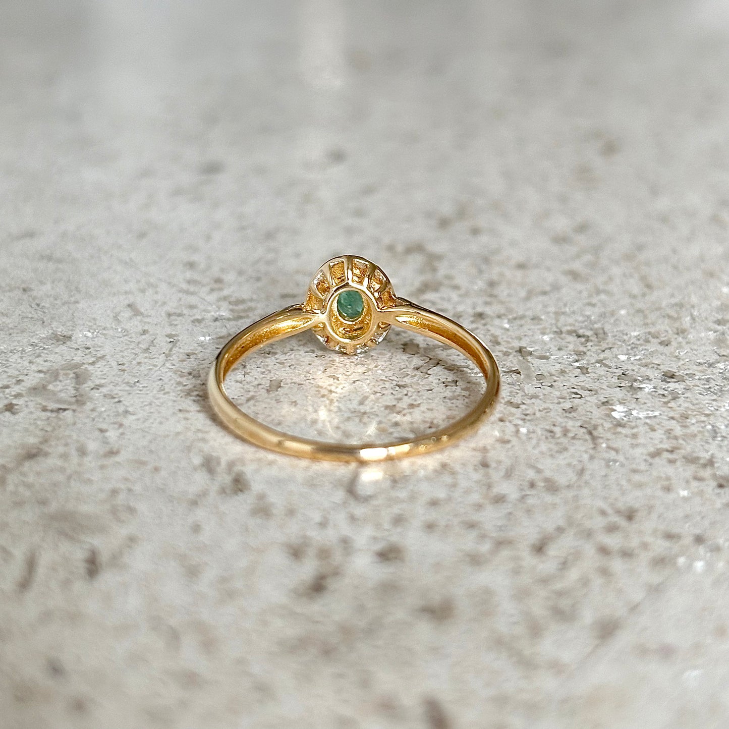 Solitaire Ring - 750 Yellow Gold &amp; Emerald