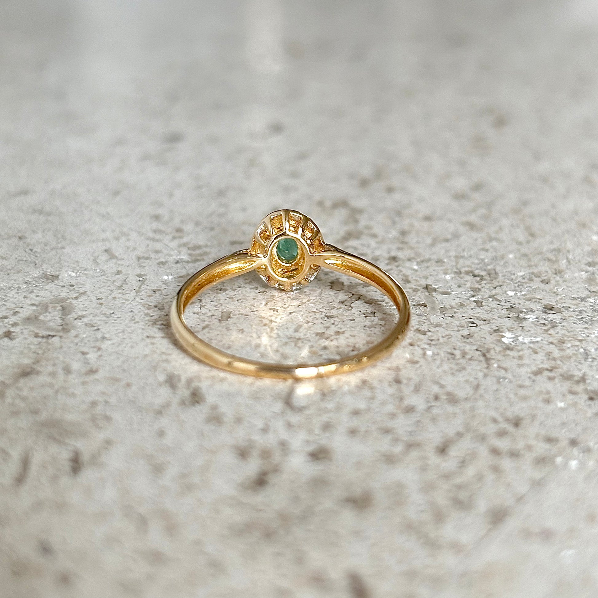 Solitaire Ring - 750 Yellow Gold &amp; Emerald