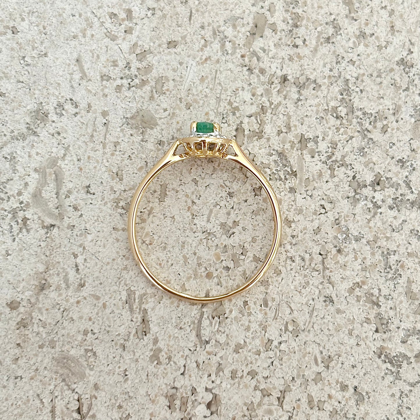 Solitaire Ring - 750 Yellow Gold &amp; Emerald