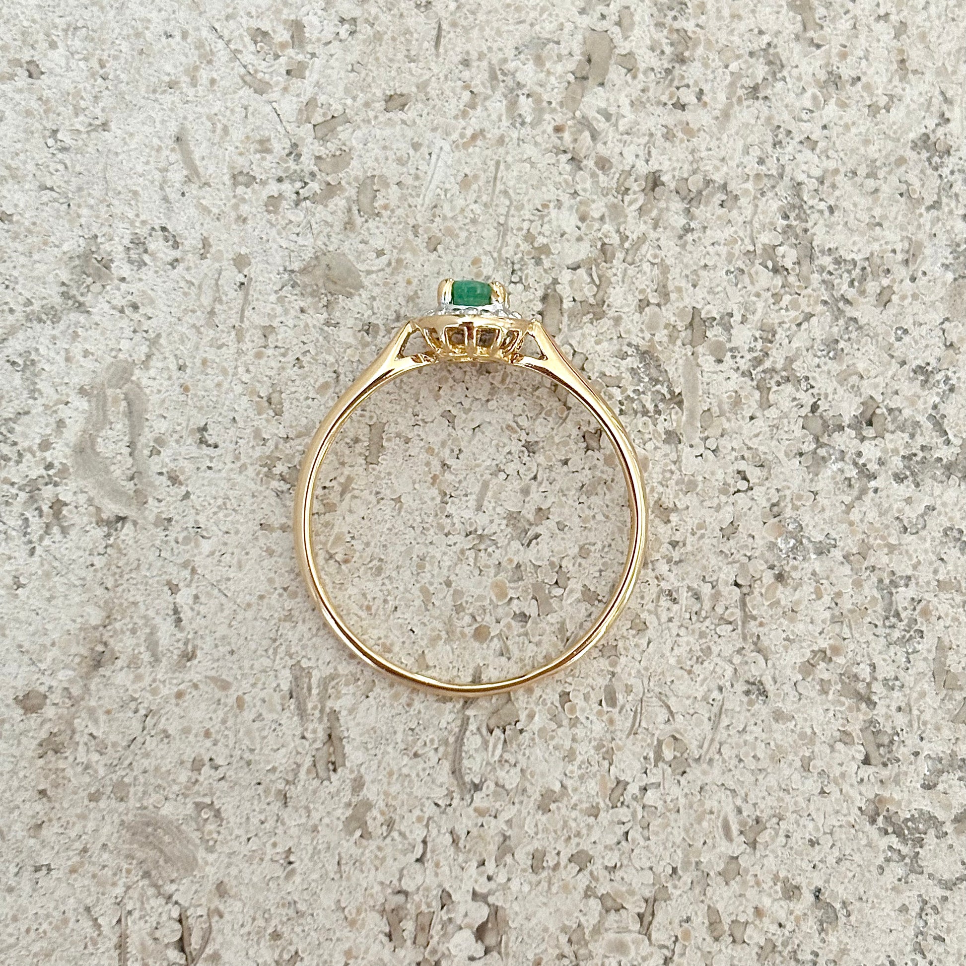 Solitaire Ring - 750 Yellow Gold &amp; Emerald