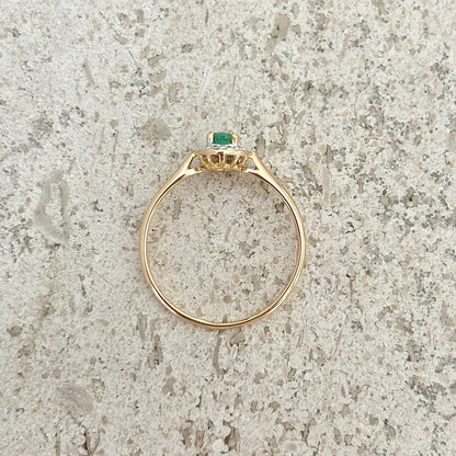 Solitaire Ring - 750 Yellow Gold &amp; Emerald