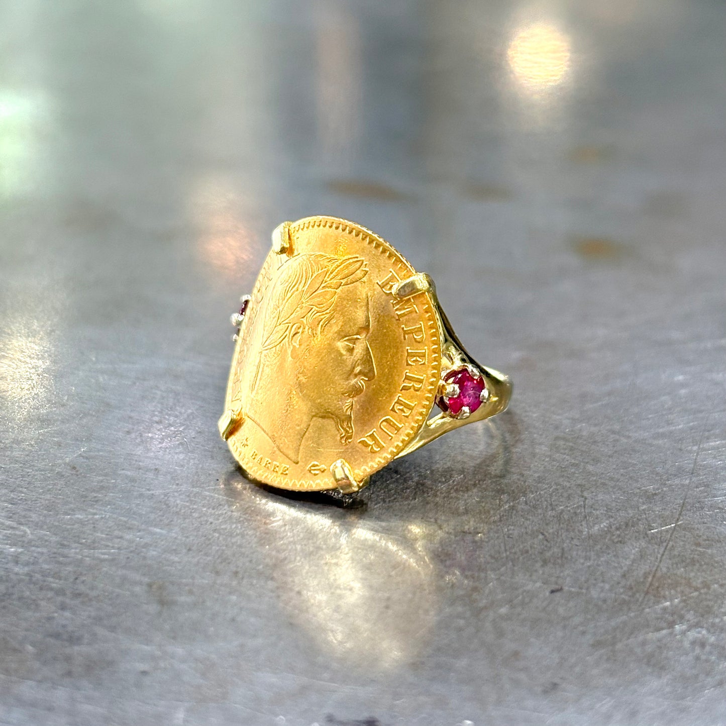 Bague Pièce - Or Jaune 750 & Pièce 10 Francs Napoléon & Rubis