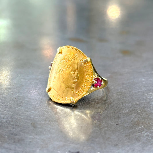 Bague Pièce - Or Jaune 750 & Pièce 10 Francs Napoléon & Rubis
