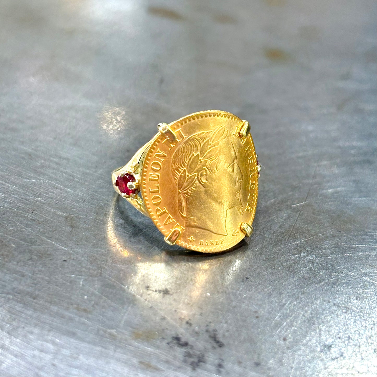 Bague Pièce - Or Jaune 750 & Pièce 10 Francs Napoléon & Rubis