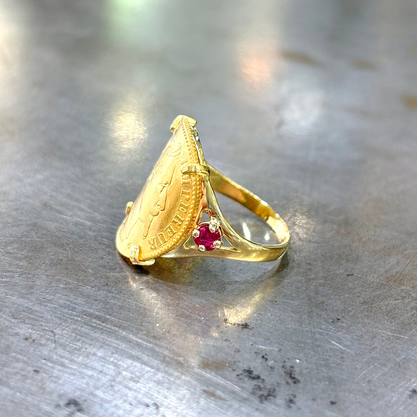 Bague Pièce - Or Jaune 750 & Pièce 10 Francs Napoléon & Rubis