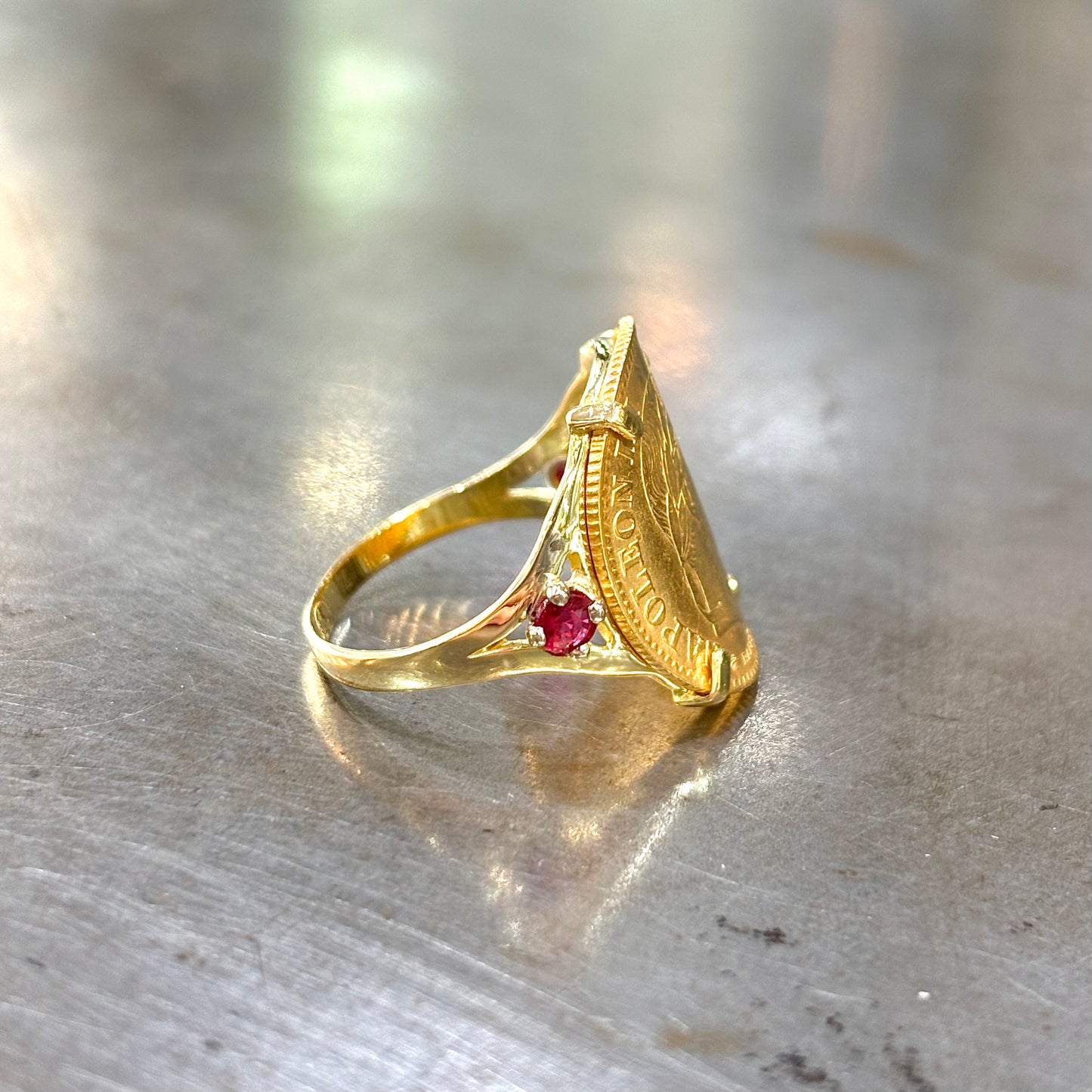 Bague Pièce - Or Jaune 750 & Pièce 10 Francs Napoléon & Rubis