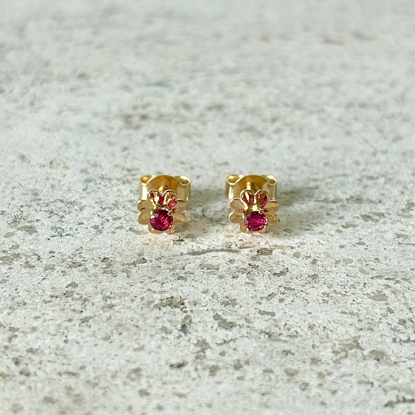 Boucles D'oreilles Puces Florale - Or Jaune 750 & Rubis