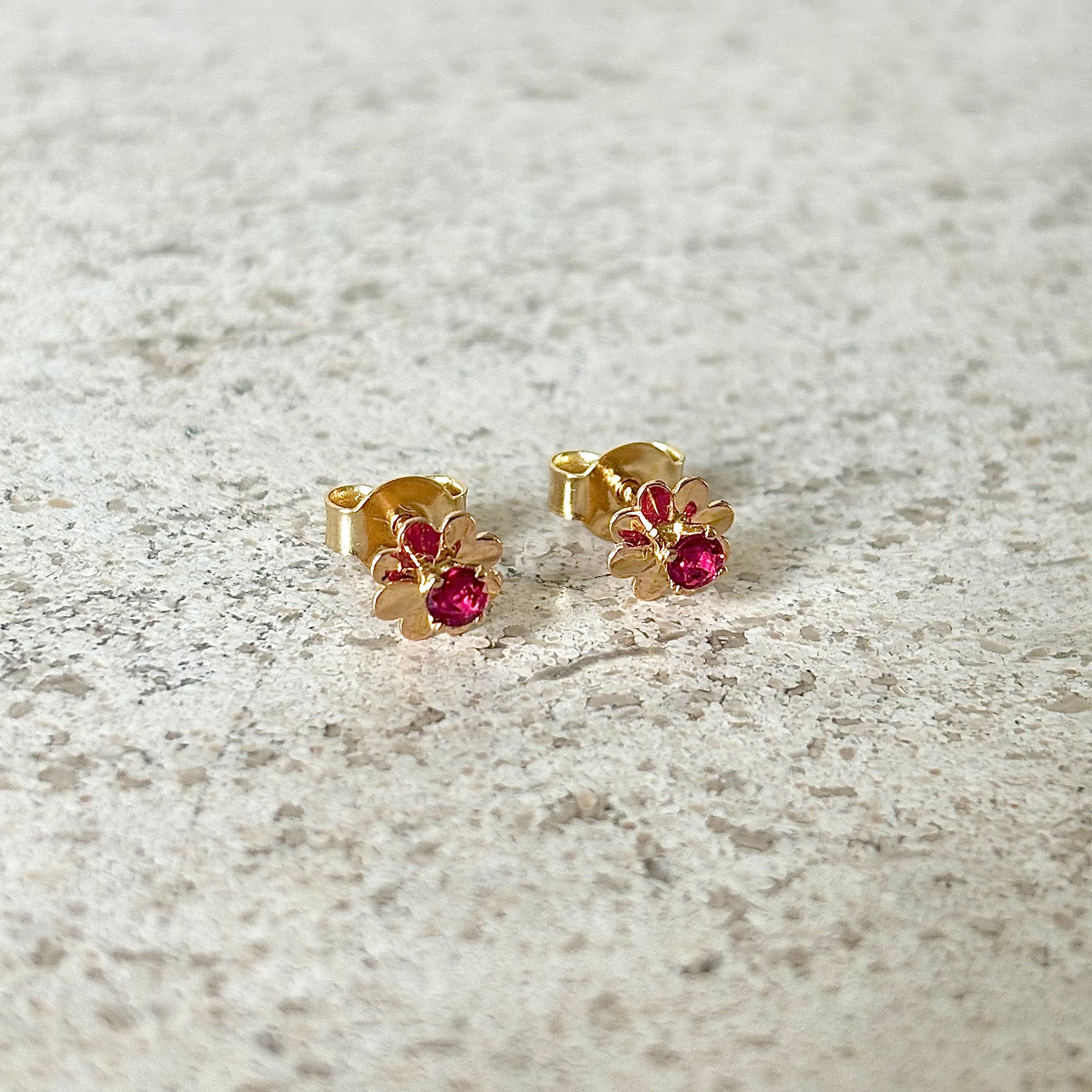 Boucles D'oreilles Puces Florale - Or Jaune 750 & Rubis