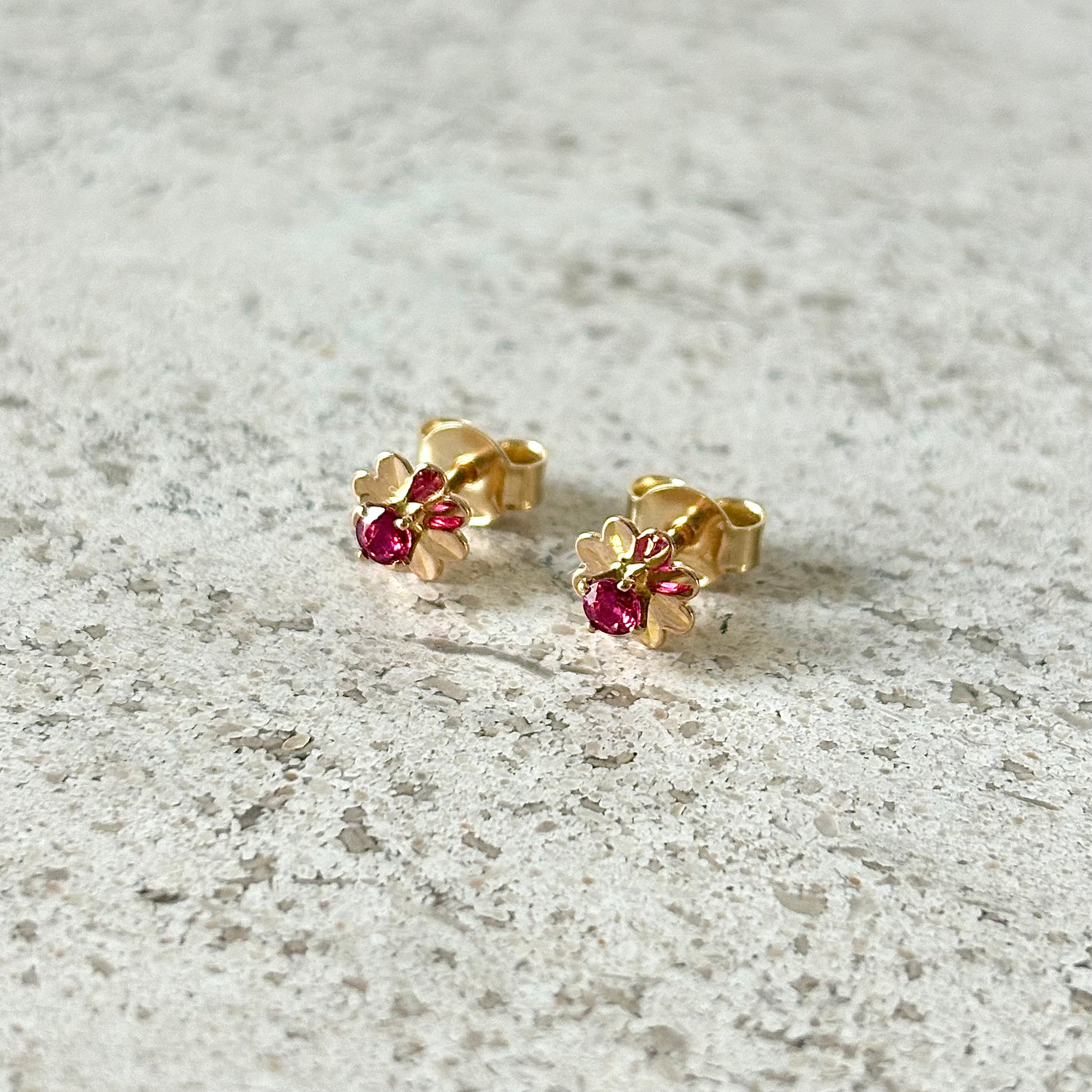 Boucles D'oreilles Puces Florale - Or Jaune 750 & Rubis