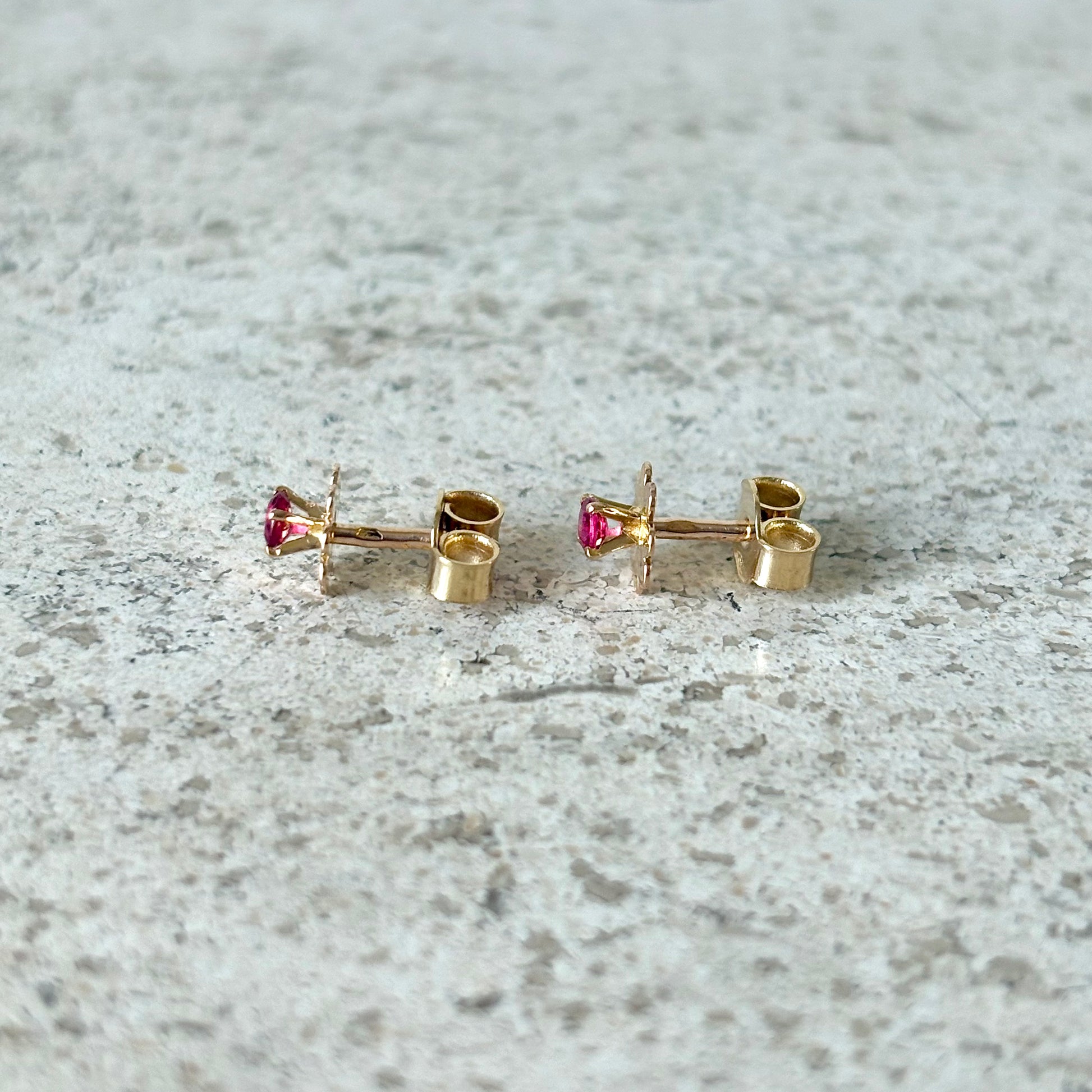 Boucles D'oreilles Puces Florale - Or Jaune 750 & Rubis