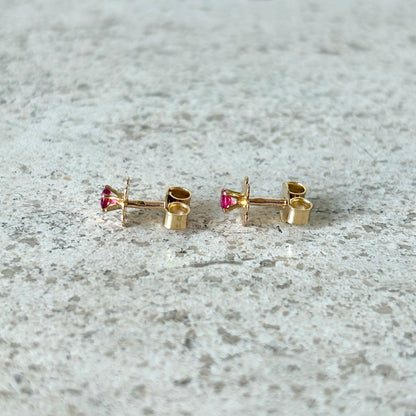 Boucles D'oreilles Puces Florale - Or Jaune 750 & Rubis