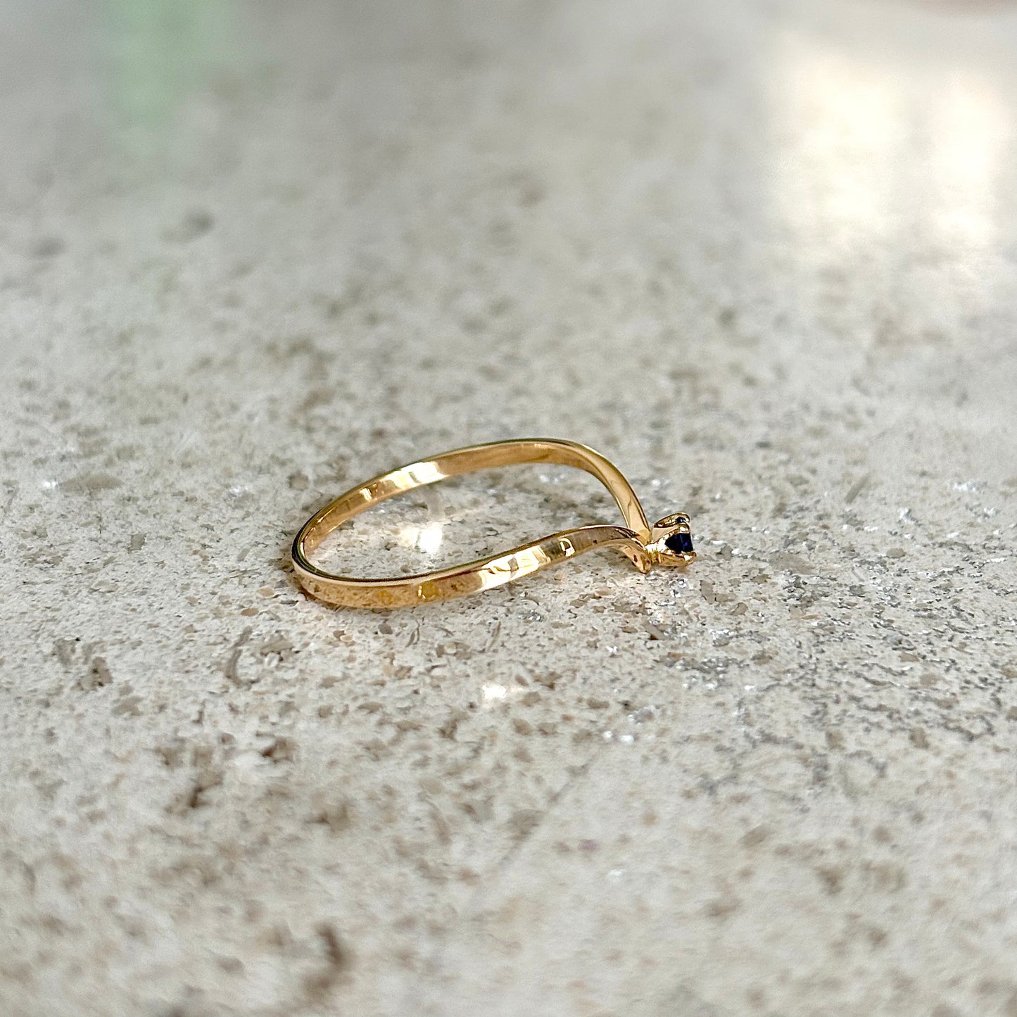 Bague V - Or Jaune 750 & Saphir