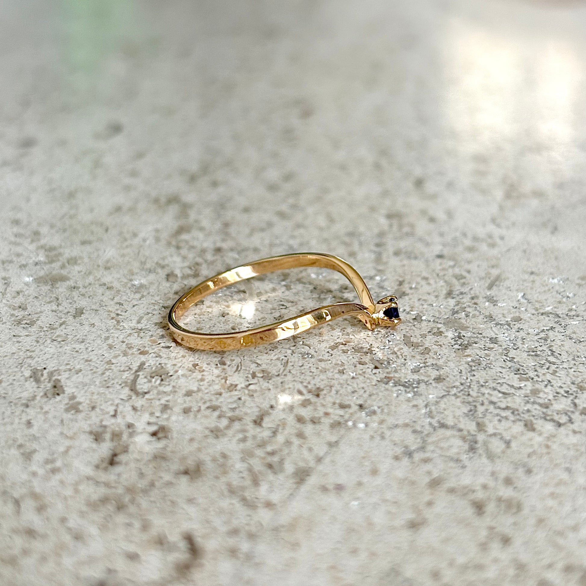 Bague V - Or Jaune 750 & Saphir