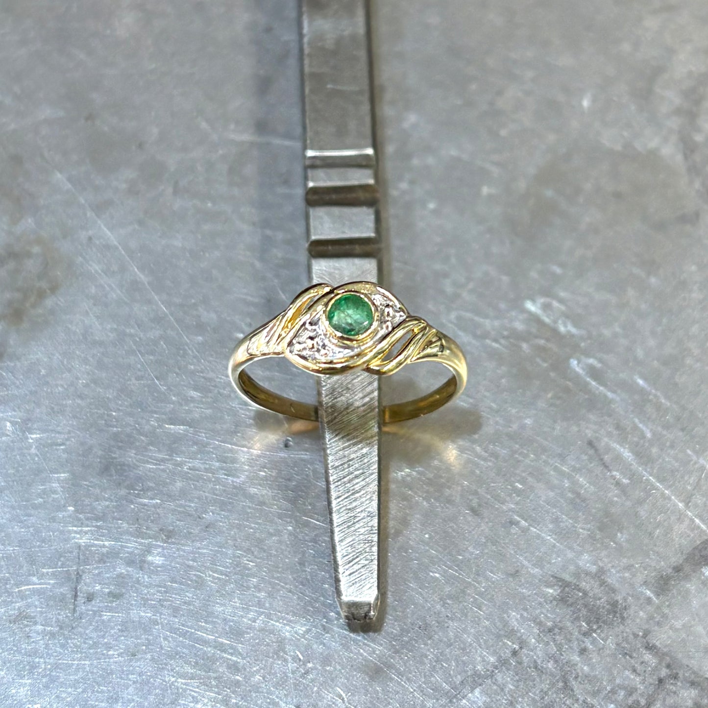 Bague Entrelacs - Or Jaune 750 & Émeraude