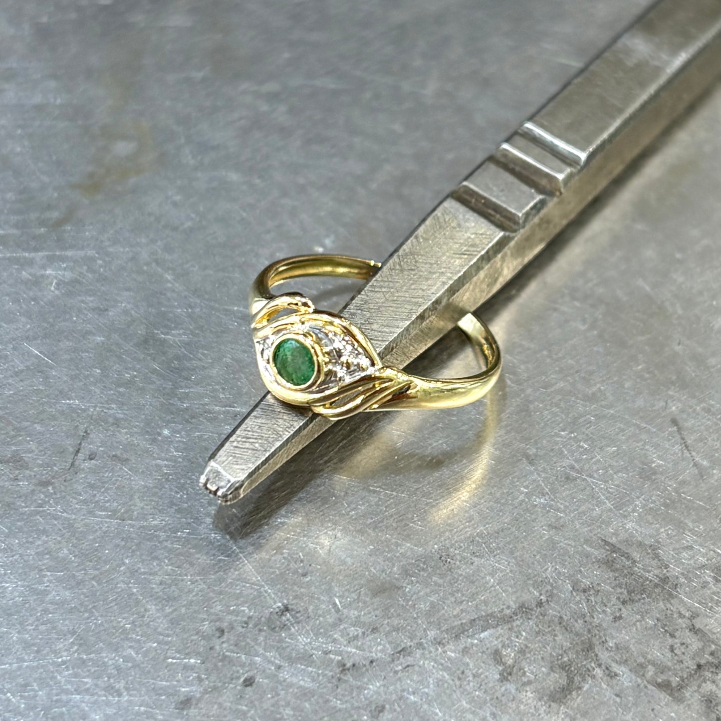 Bague Entrelacs - Or Jaune 750 & Émeraude