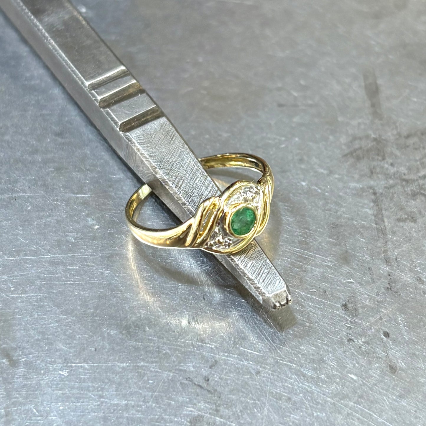 Bague Entrelacs - Or Jaune 750 & Émeraude