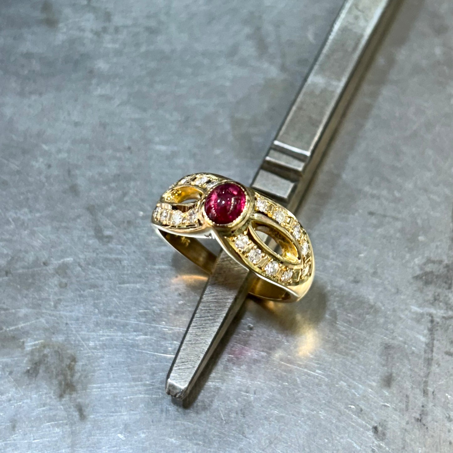 Bague Entrelacs - Or Jaune 750 Rubis & Diamants