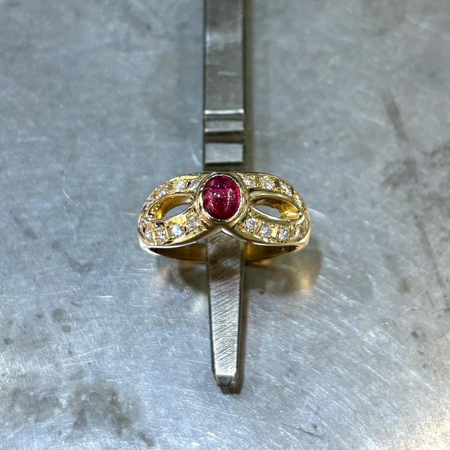Bague Entrelacs - Or Jaune 750 Rubis & Diamants