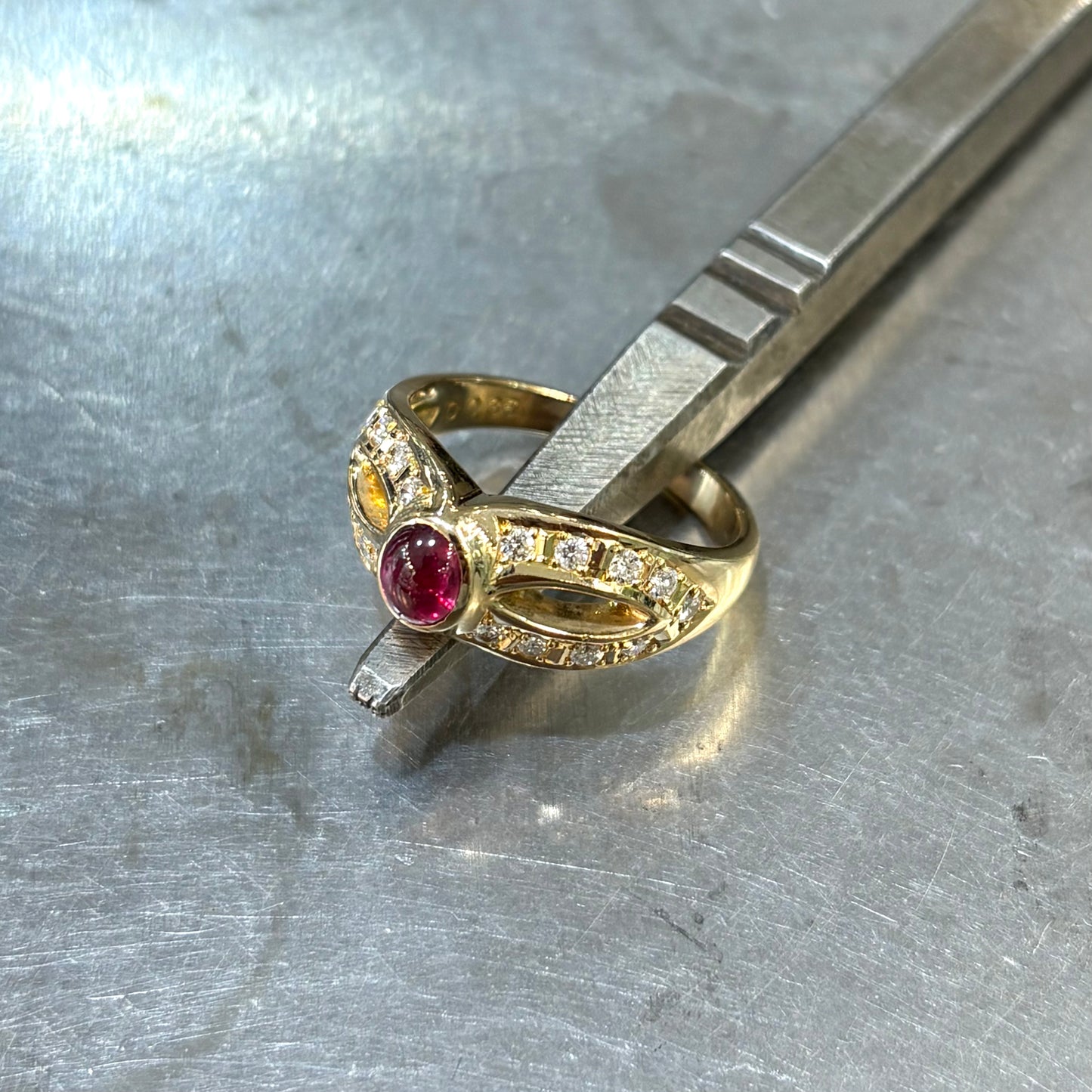 Bague Entrelacs - Or Jaune 750 Rubis & Diamants