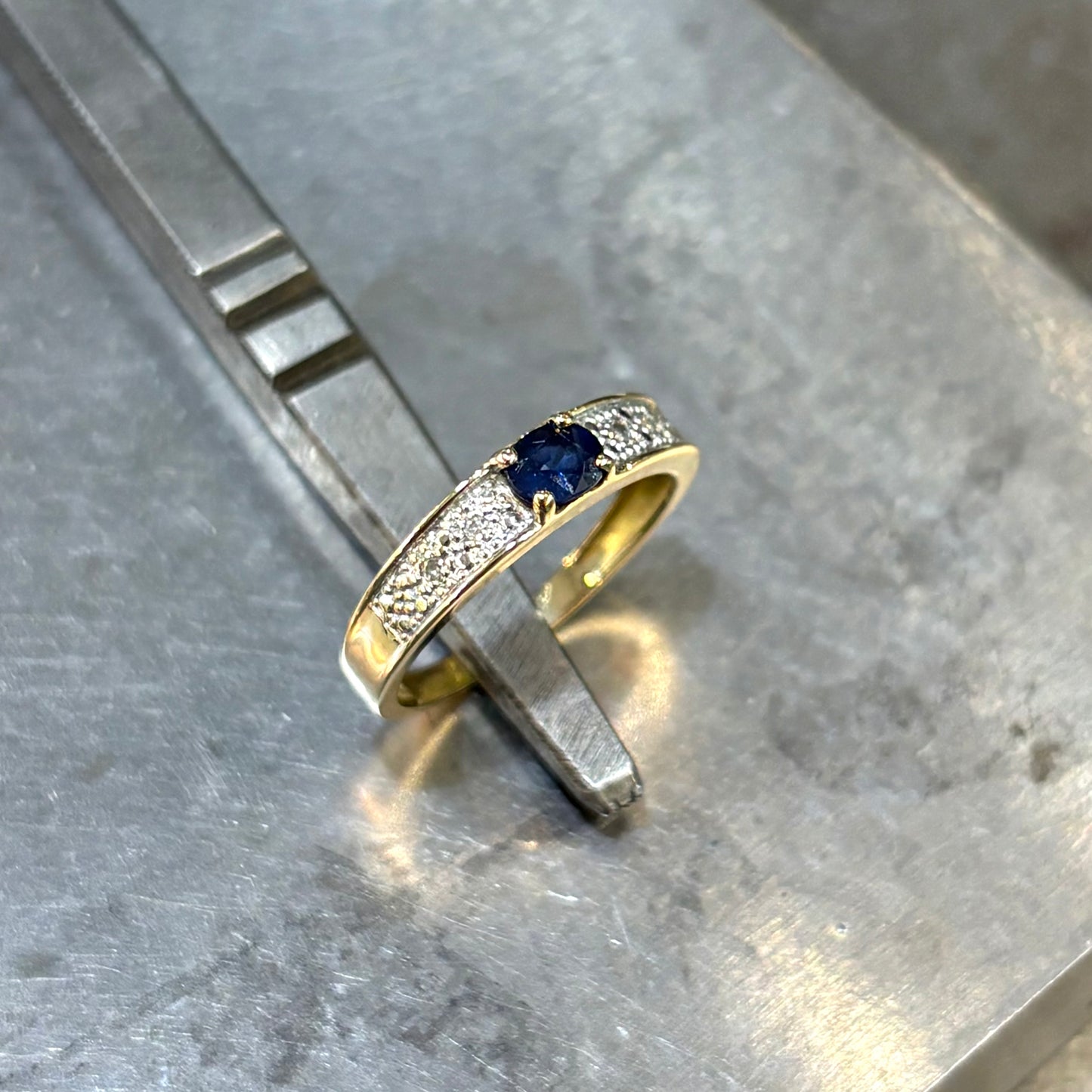 Bague Jonc - Or Jaune 750 & Saphir