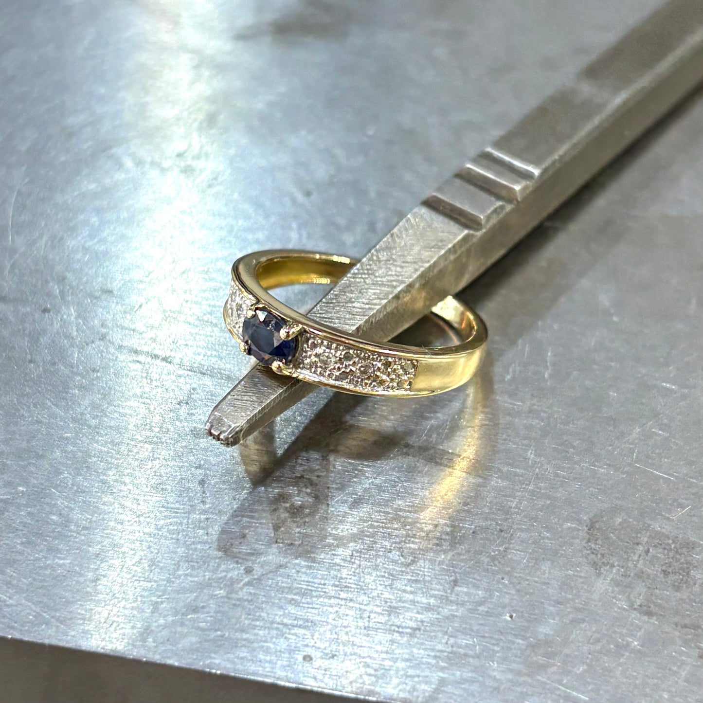 Bague Jonc - Or Jaune 750 & Saphir