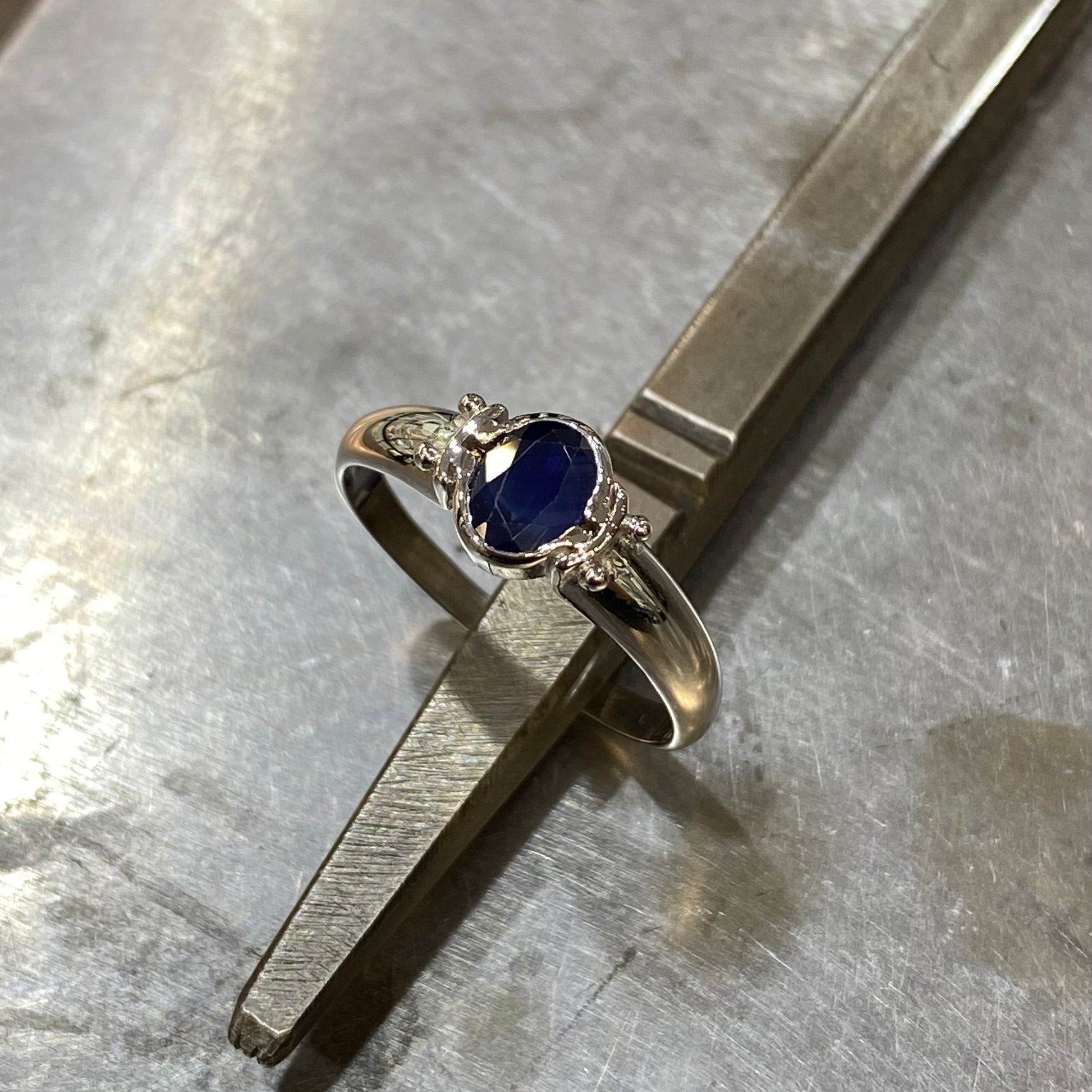 Bague Cadenas - Or Blanc 750 & Saphir Création Fremont