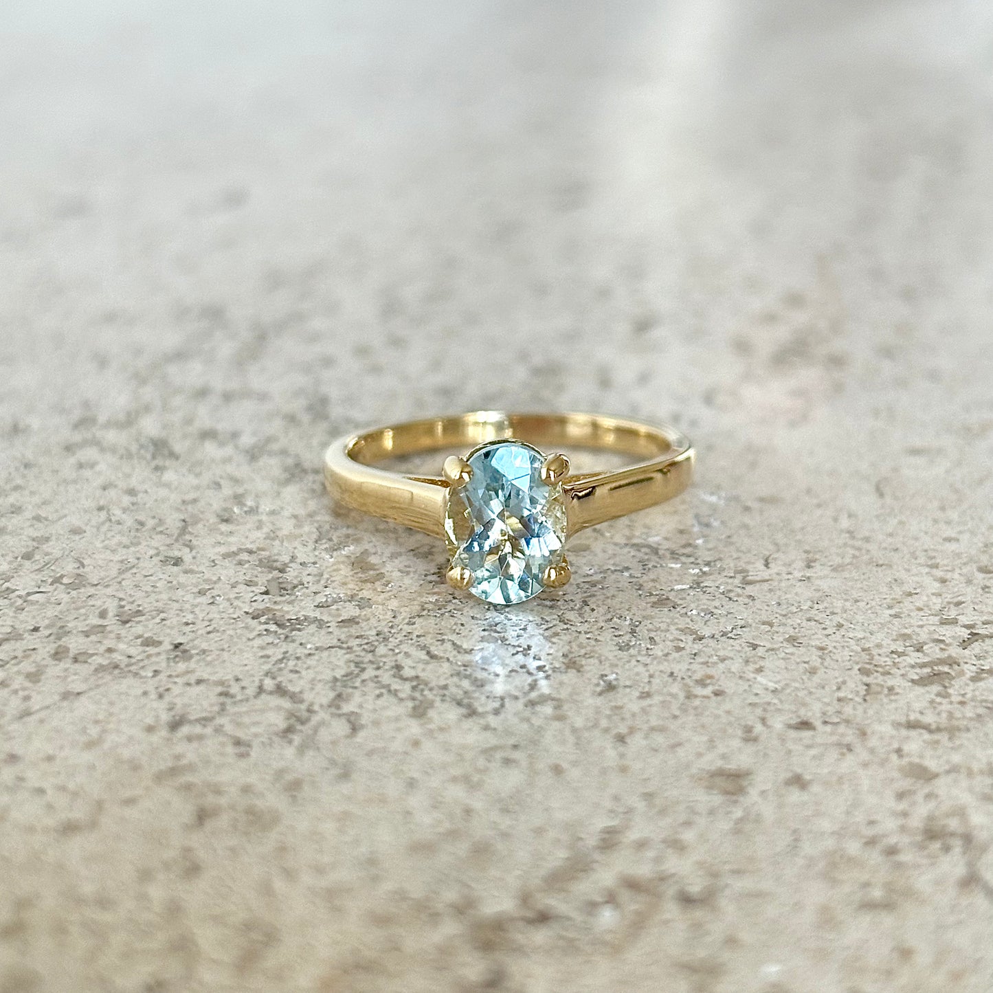 Bague Solitaire - Or Jaune 750 & Aigue-Marine