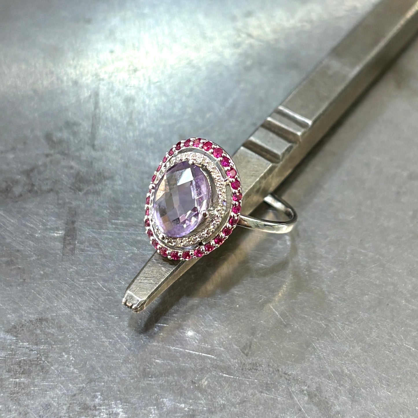 Bague Entourage - Or Blanc 750 Améthyste, Diamants & Rubis