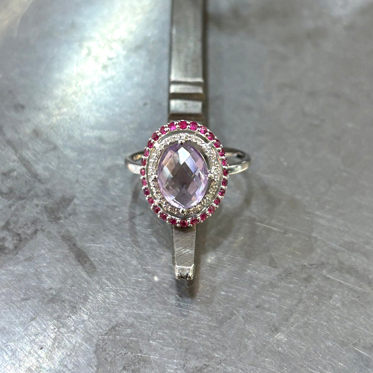 Bague Entourage - Or Blanc 750 Améthyste, Diamants & Rubis