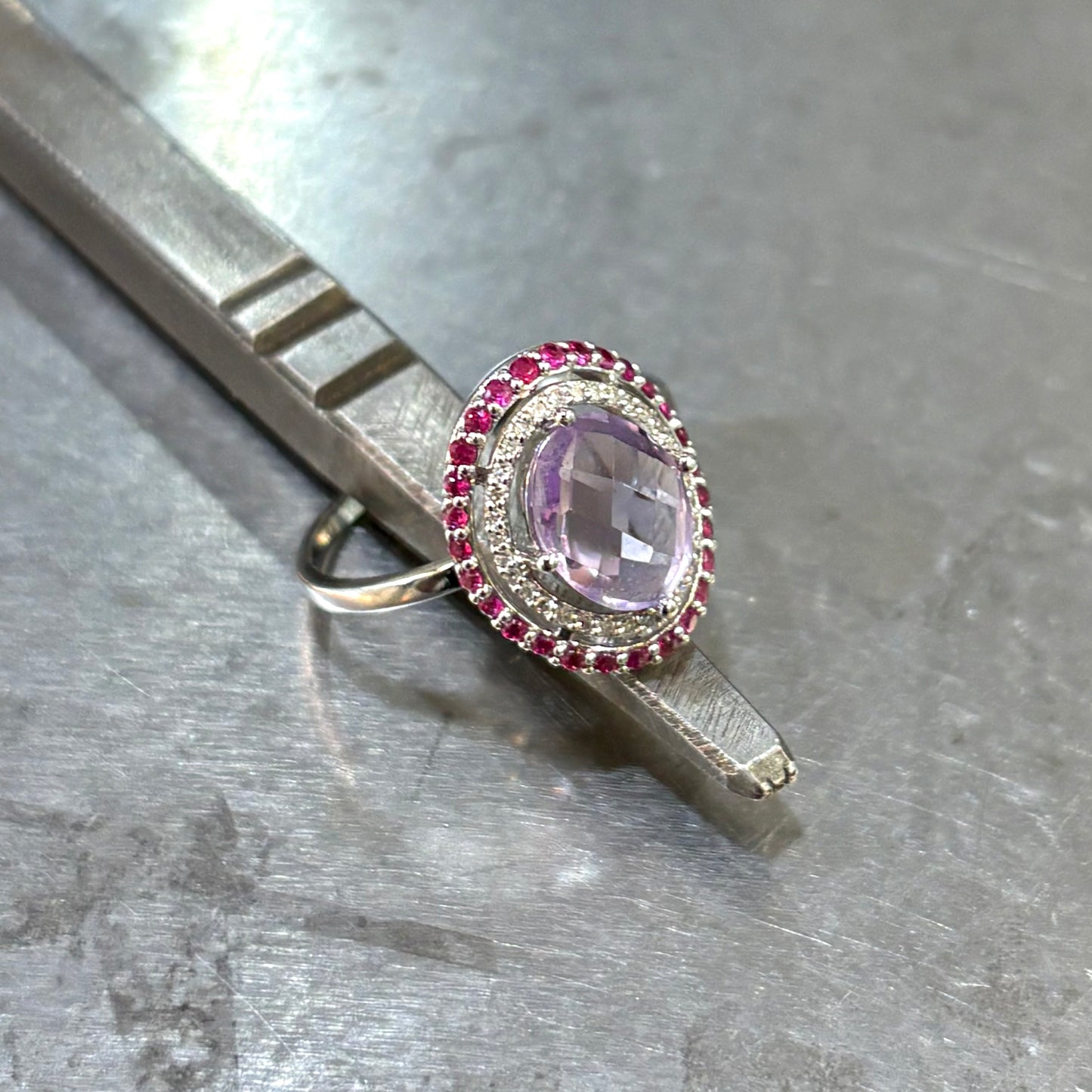 Bague Entourage - Or Blanc 750 Améthyste, Diamants & Rubis