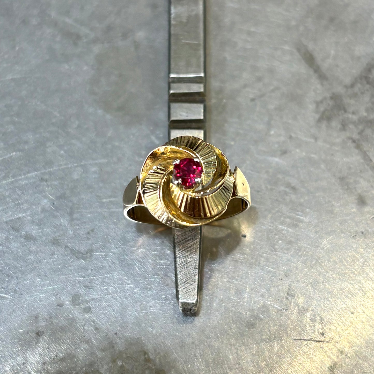 Bague Tourbillon Vintage - Or Jaune 750 & Rubis