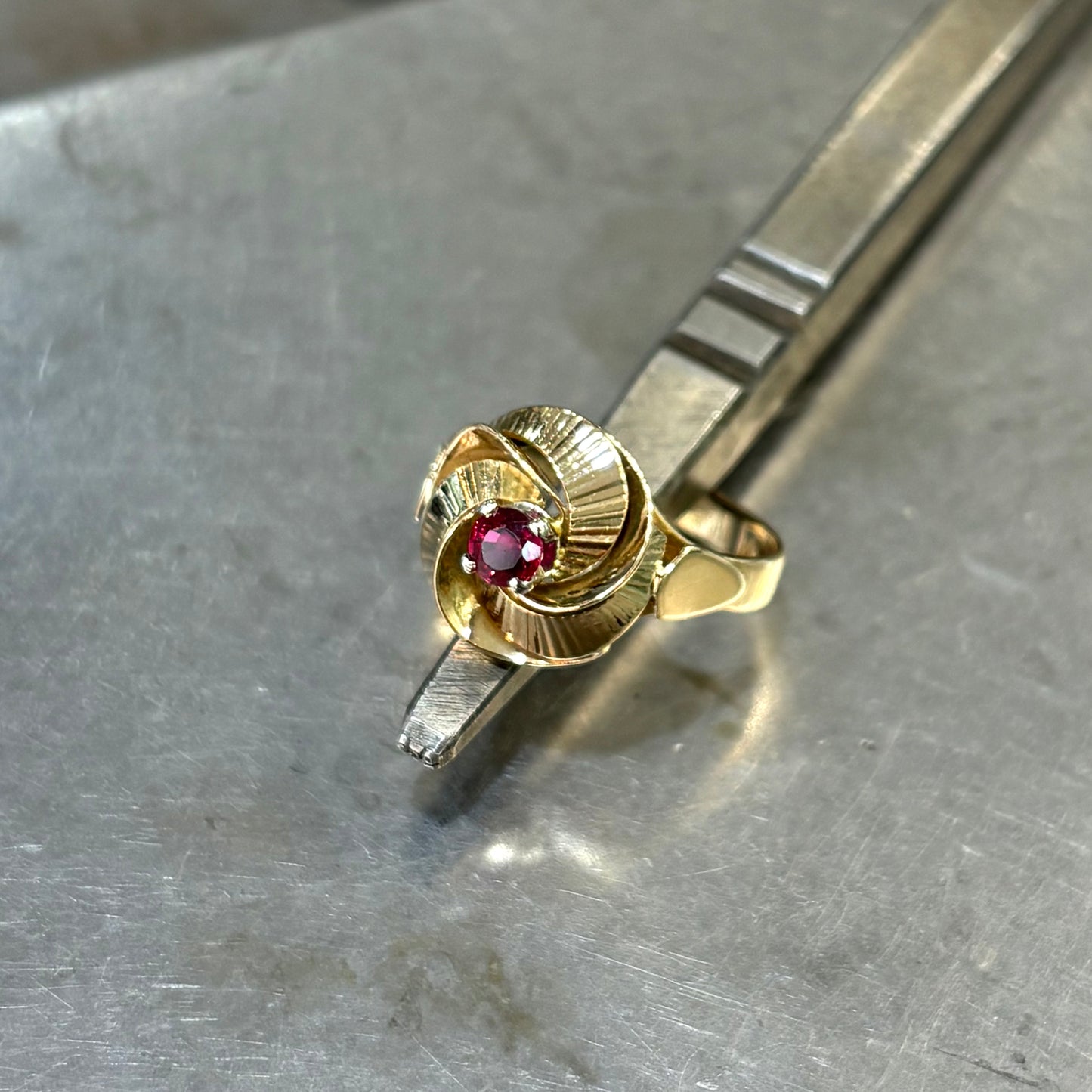 Bague Tourbillon Vintage - Or Jaune 750 & Rubis