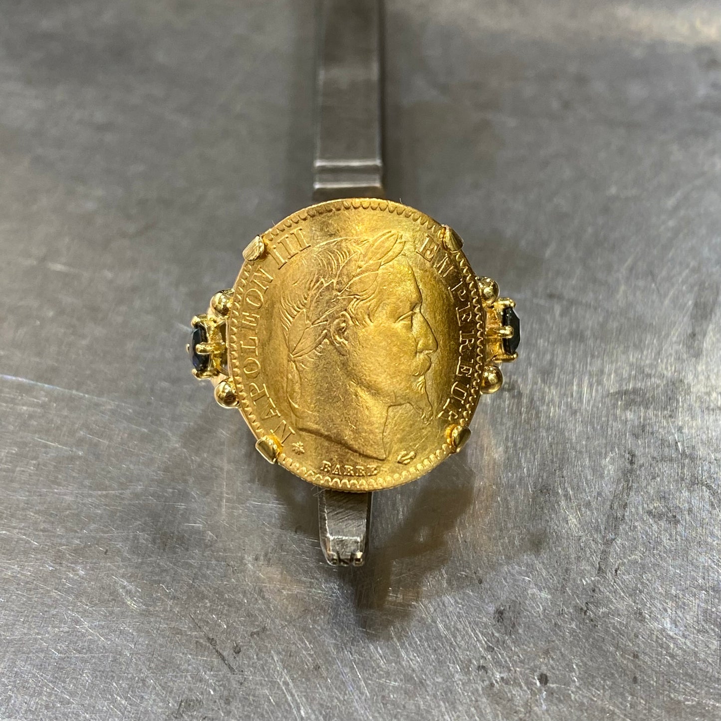 Bague Pièce - Or Jaune 750 Pièce 10 Francs Napoléon & Saphirs