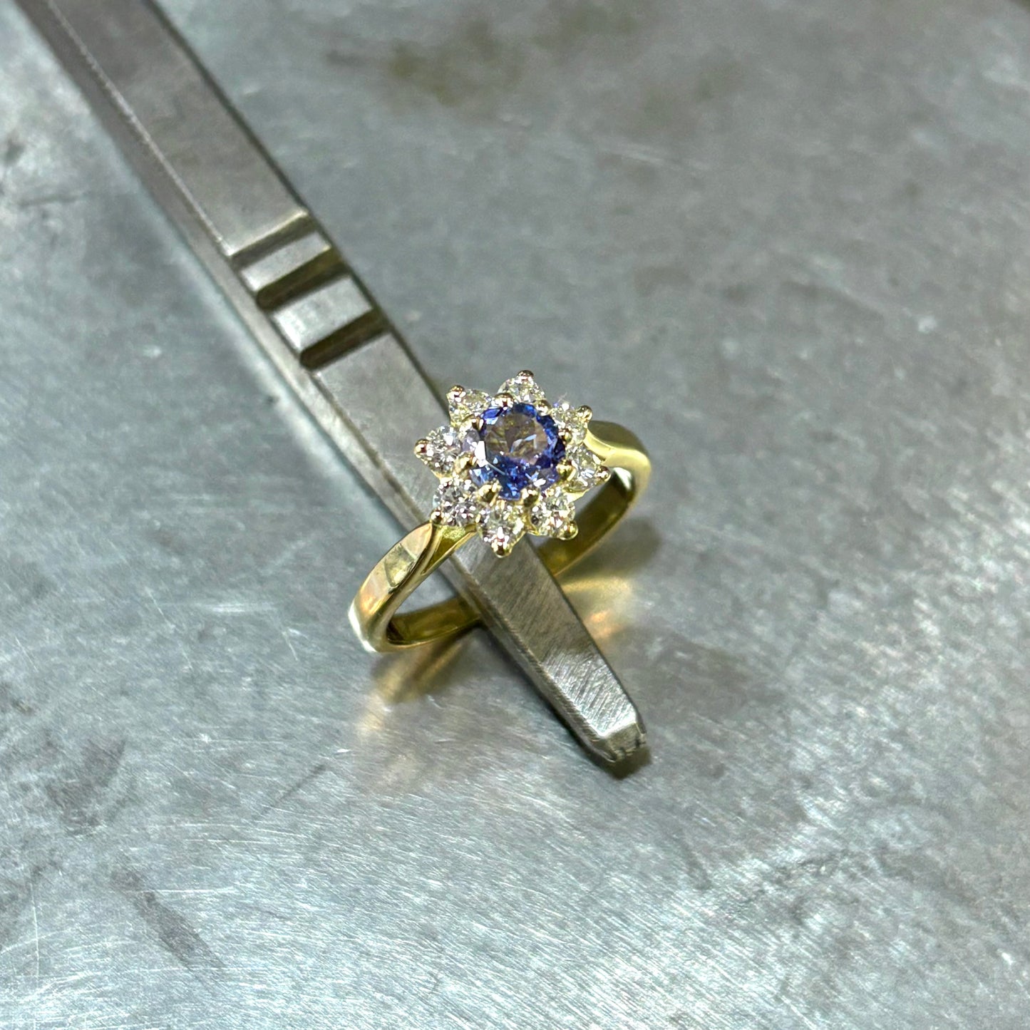 Marguerite Ring - 750 Yellow Gold Tanzanite &amp; Diamonds