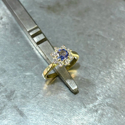 Marguerite Ring - 750 Yellow Gold Tanzanite &amp; Diamonds