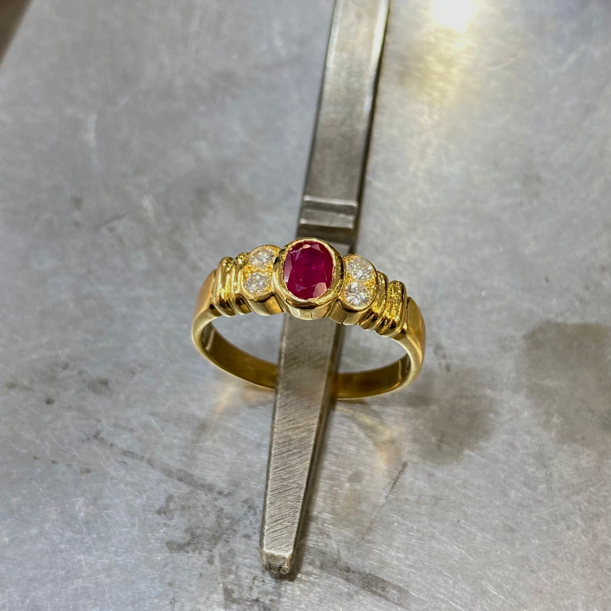 Bague Pazu - Or Jaune 750 Rubis & diamants Création Fremont