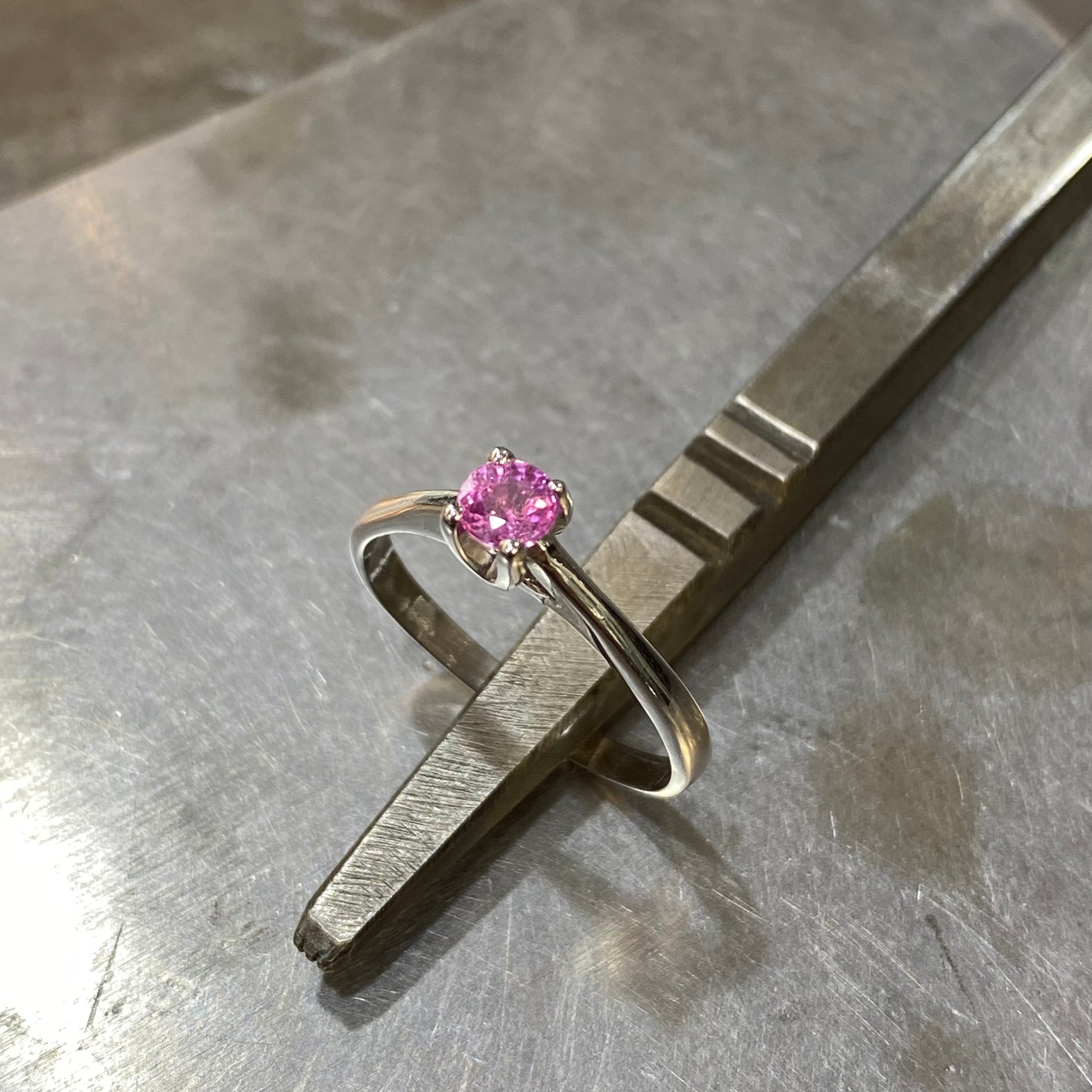 Bague Lapuna - Or Blanc 750 & Saphir Rose Création Fremont