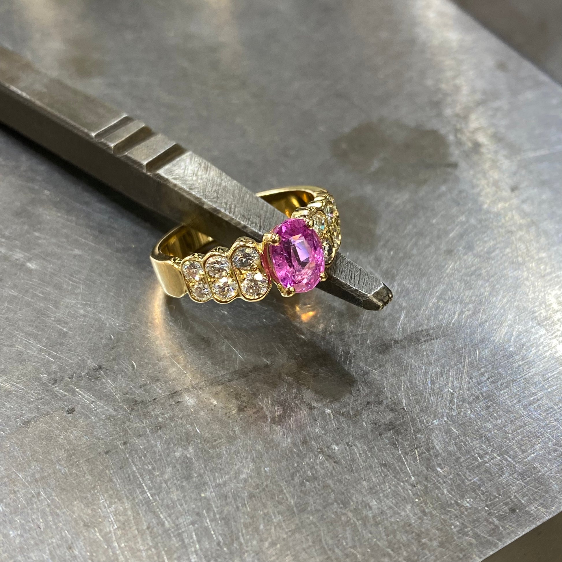 Bague Pazu - Or Jaune 750 Saphir Rose & Diamants Création Fremont