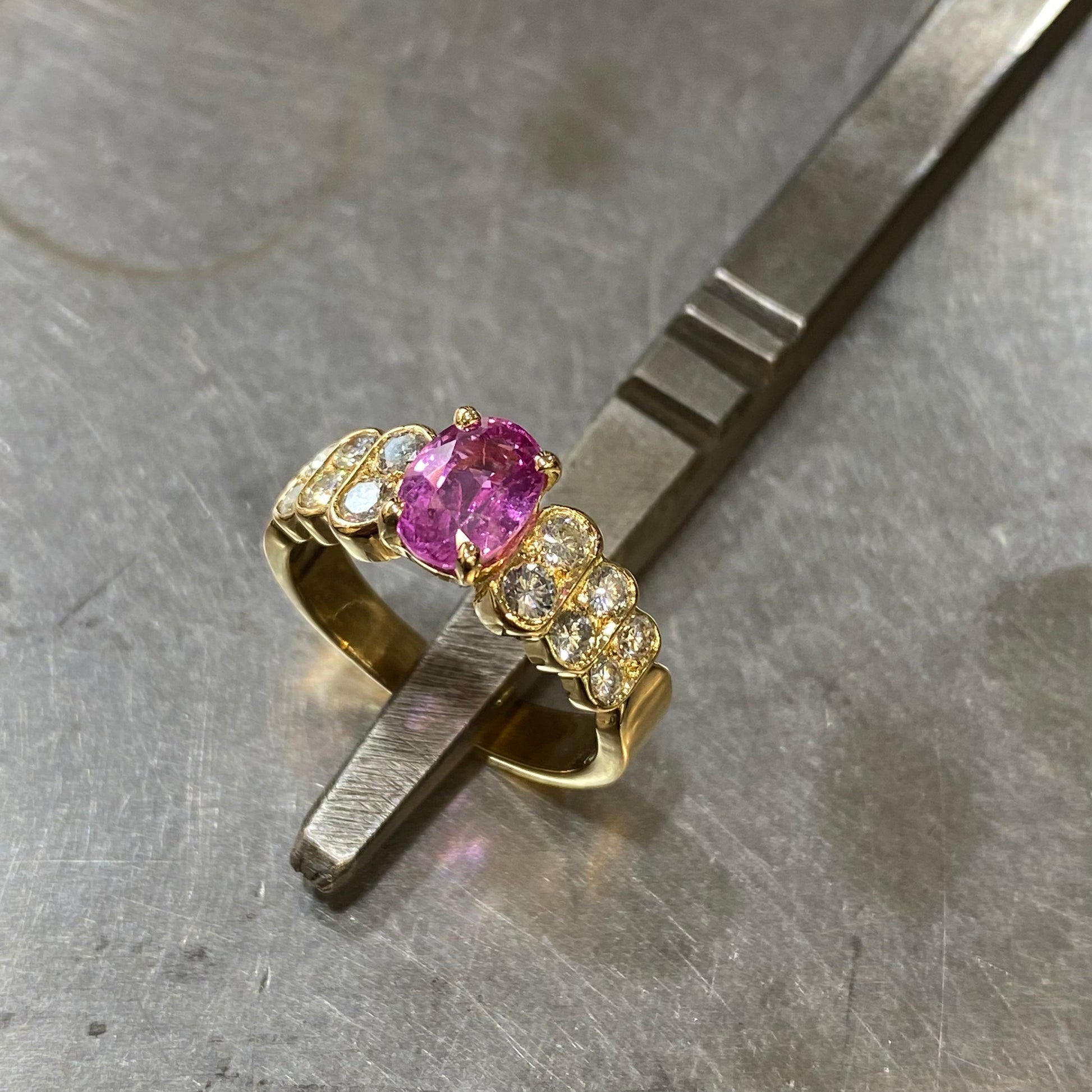 Bague Pazu - Or Jaune 750 Saphir Rose & Diamants Création Fremont