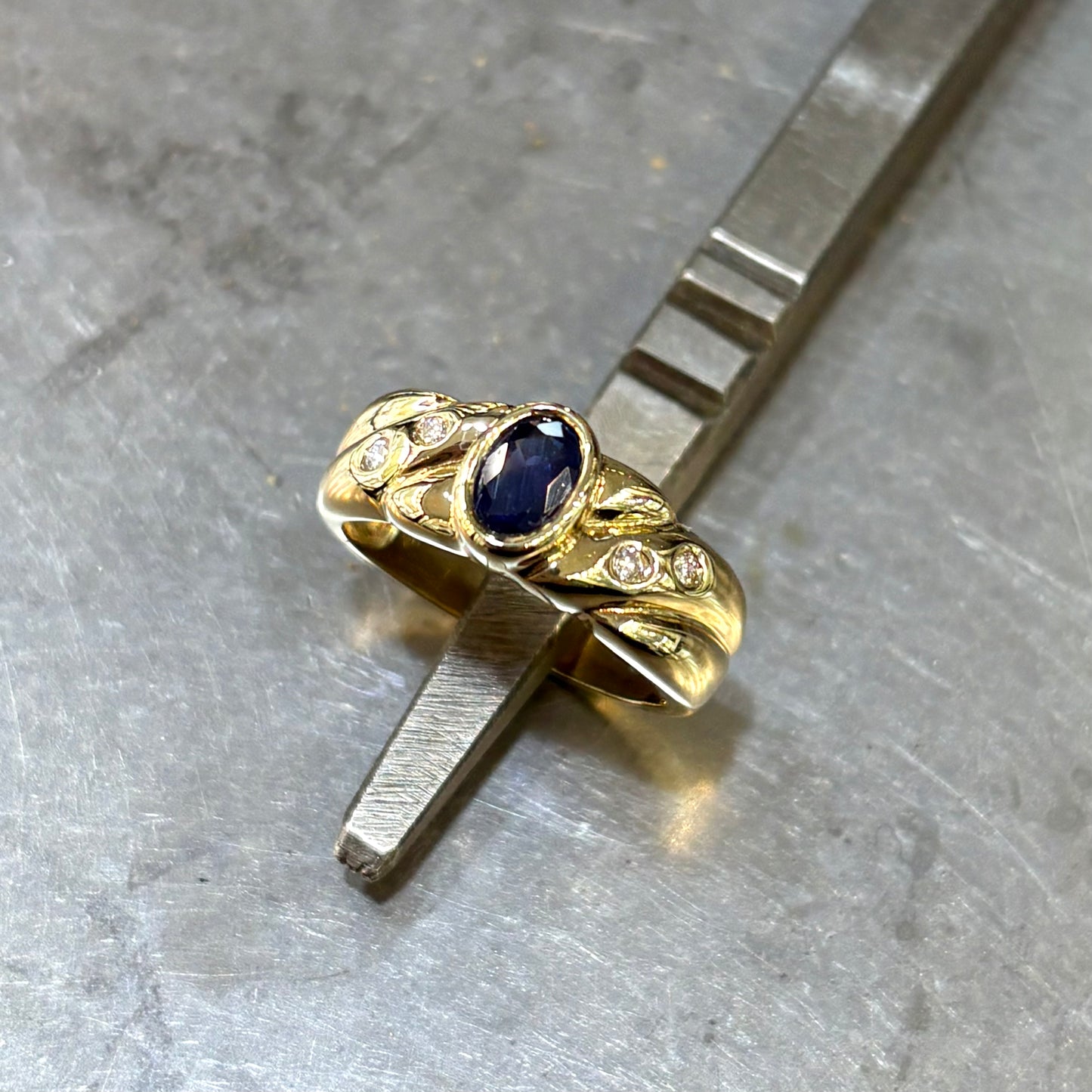 Bague Jonc - Or Jaune 750 Saphir & Diamants