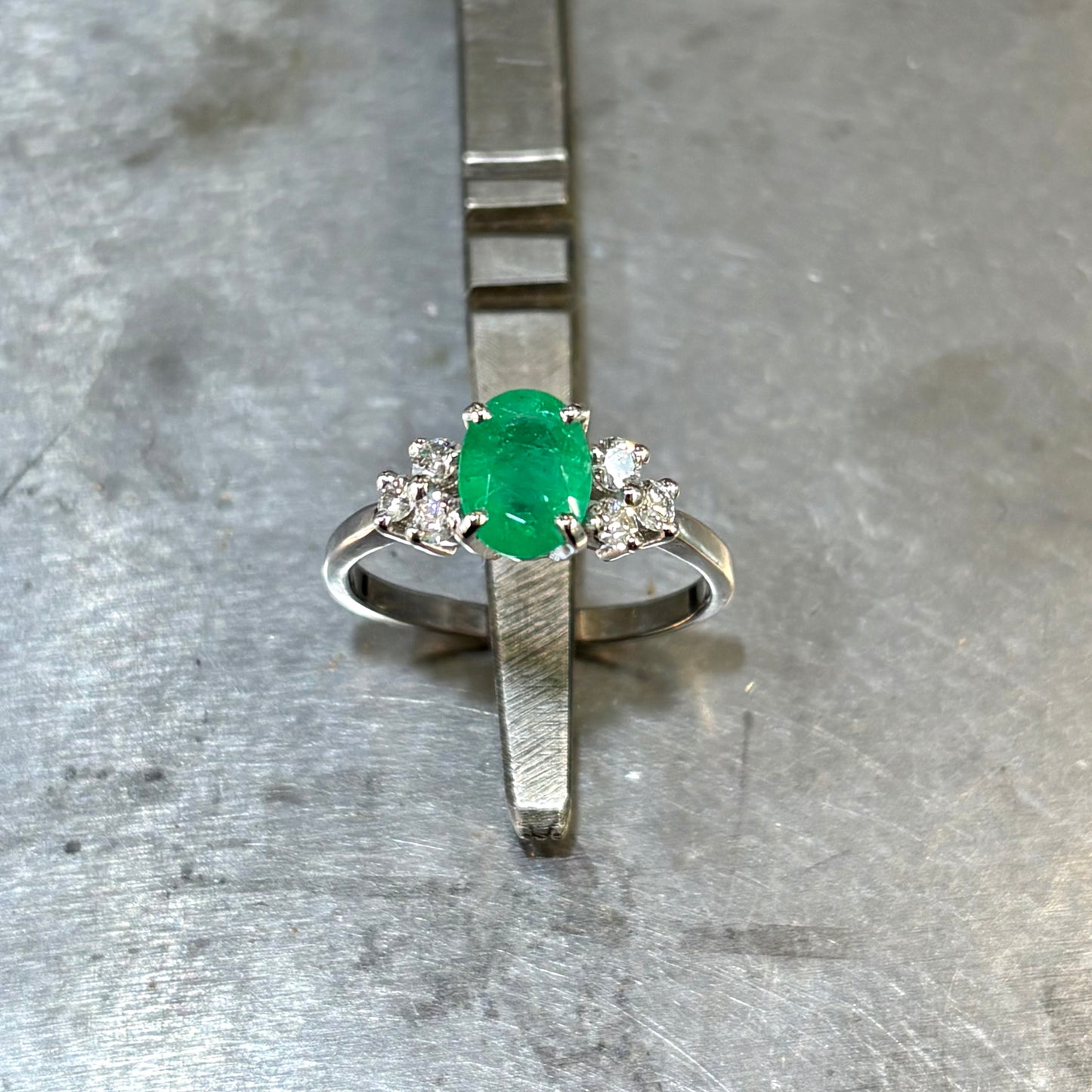 Bague Nausicaä Médium - Or Blanc 750 Émeraude & Diamants