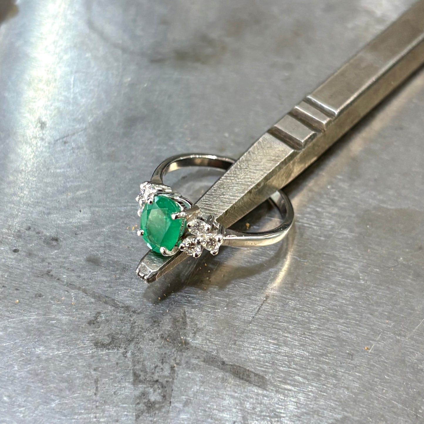 Bague Nausicaä Médium - Or Blanc 750 Émeraude & Diamants