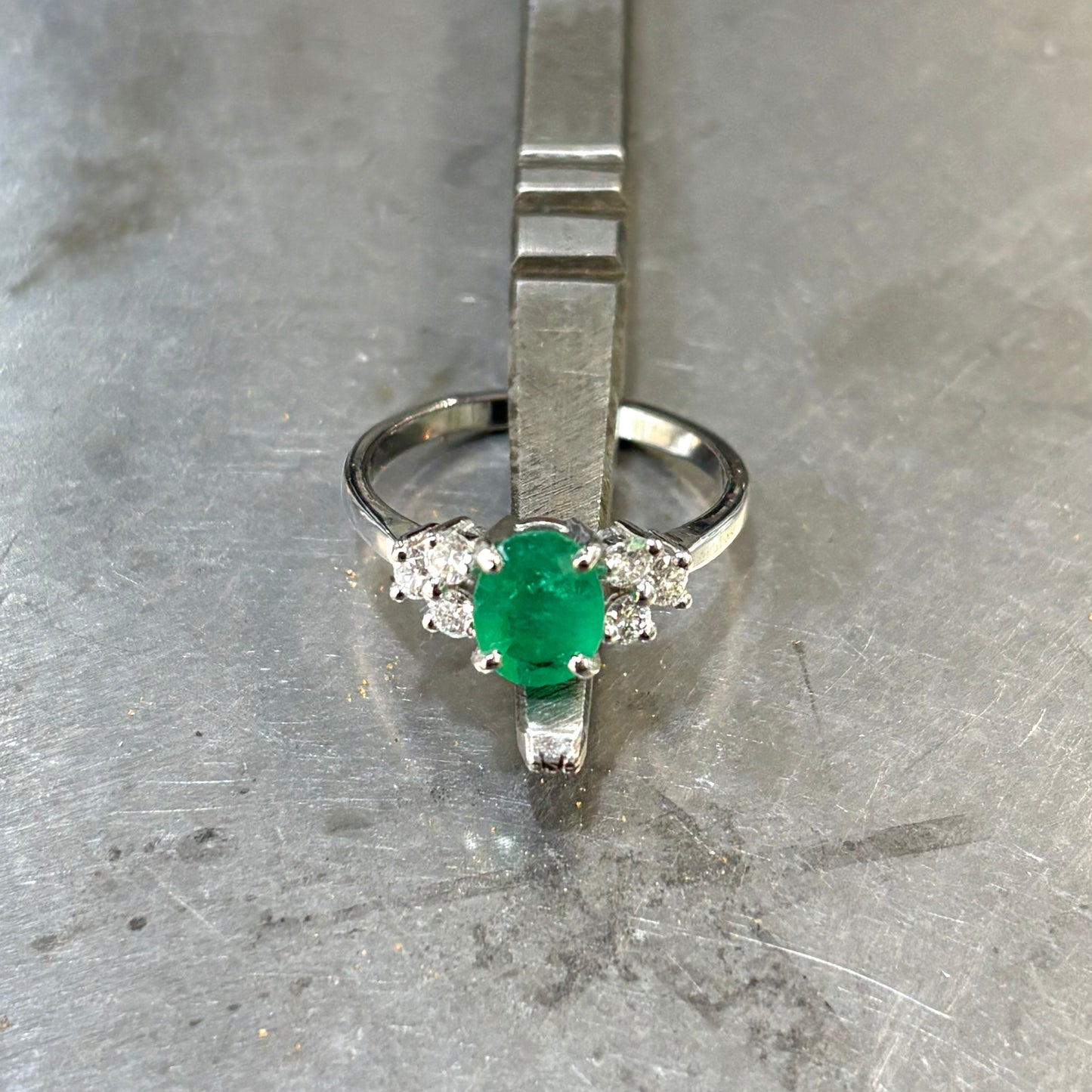 Bague Nausicaä Médium - Or Blanc 750 Émeraude & Diamants