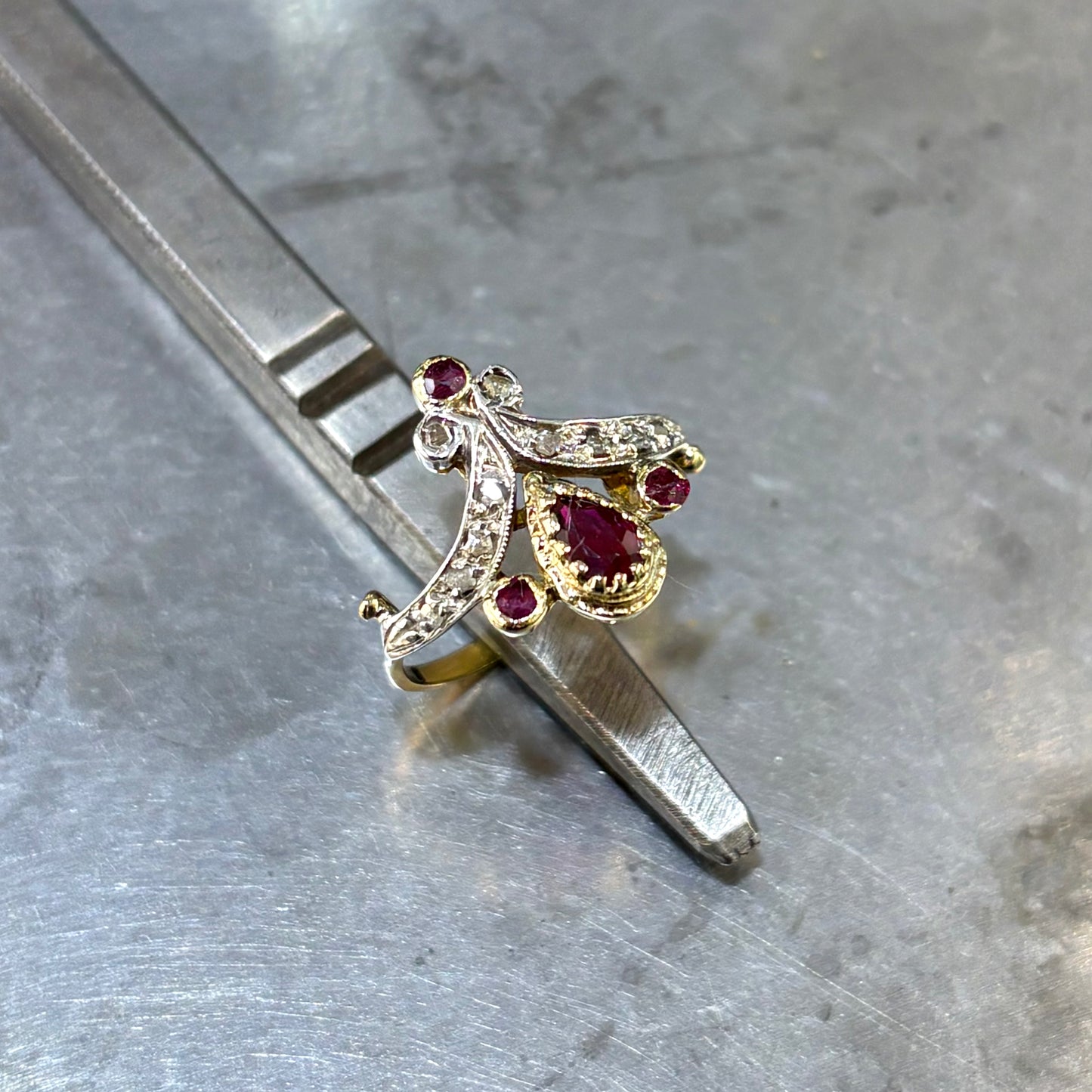 Bague Princesse Vintage - Or Jaune 750 Rubis & Diamants